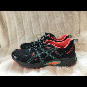 Black asic tennis shoes